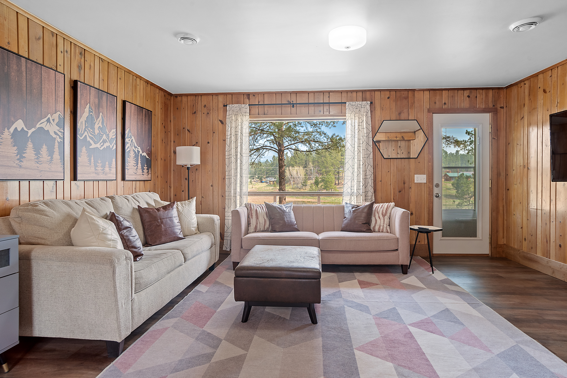 4 (2). The quiet surroundings make for a relaxing stay!